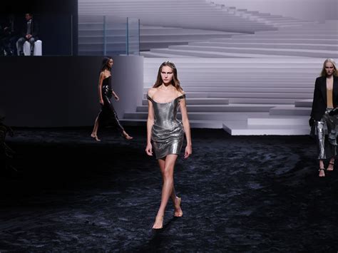 sfilata versace dove|Sfilata di Versace Milano Fashion Week: i due volti della .